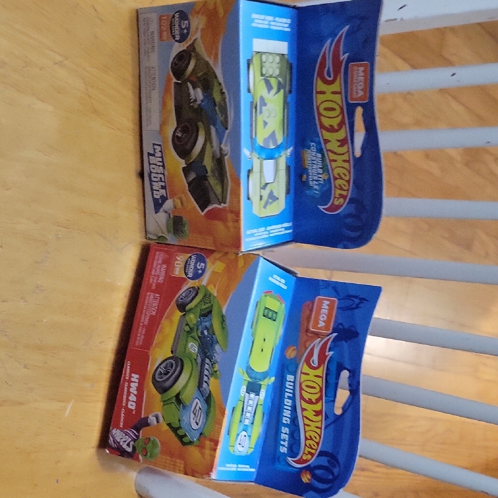 Hot Wheels Building Set - Green and Blue Racing Cars